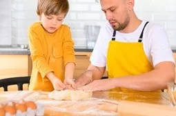 فواید شیرینی پزی با کودکان