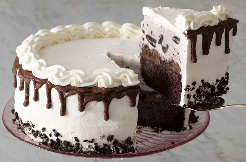 طرز تهیه کیک بستنی شکلاتی ساده و خوشمزه