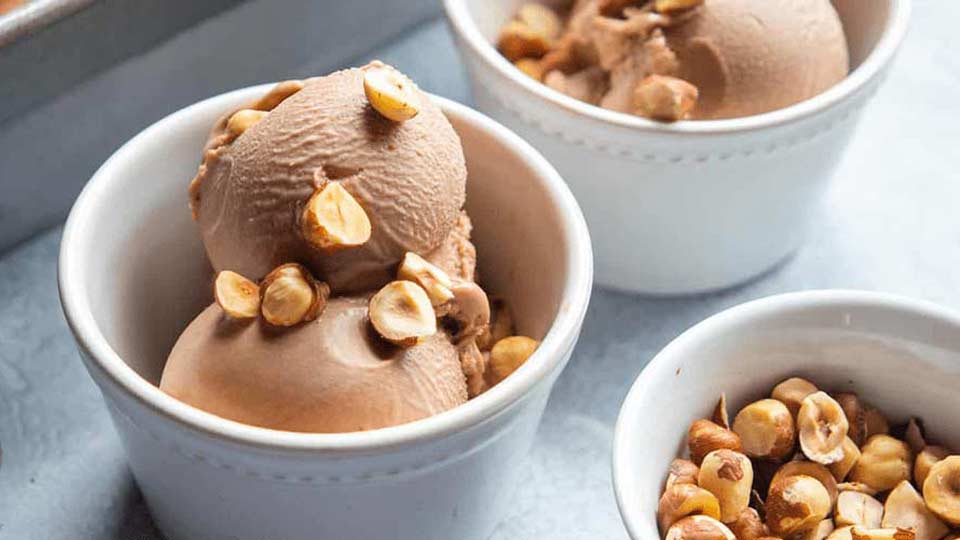 طرز تهیه بستنی شکلات فندقی